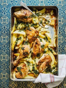 Kip met aardappelen van de bakplaat uit het kookboek Bayrut
