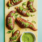 Hasselbackaardappelen met salsa verde uit het kookboek budget vegan 30 minuten