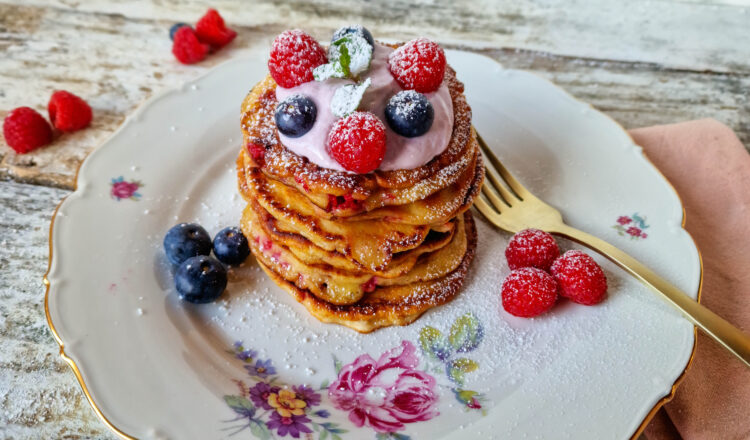 Pancakes met frambozen uit het kookboek Easy + Speedy van Bart de Roekel