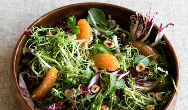 Salade met sinaasappel en hazelnoten uit het kookboek We Love Groente van Janneke Vreugdenhil