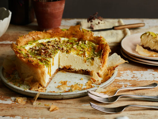Baklava cheesecake uit het kookboek Grieks! van Georgina Hayden