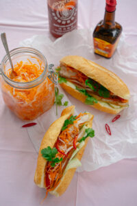 Broodje Vietnamees buikspek Bánh mi Phi uit het kookboek An com