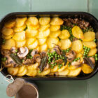 Romige gehakt ovenschotel op basis van een blik geconcentreerde champignon crèmesoep, doperwten en aardappel. Makkelijk om te maken.