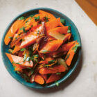 Wortelsalade met dadels en chili uit het kookboek Midden-Oosten salades