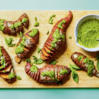 Hasselbackaardappelen met salsa verde uit het kookboek budget vegan 30 minuten