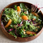 Salade met sinaasappel en hazelnoten uit het kookboek We Love Groente van Janneke Vreugdenhil