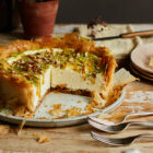 Baklava cheesecake uit het kookboek Grieks! van Georgina Hayden
