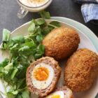Scotch eggs uit het kookboek Eieren van Sophie Matthys